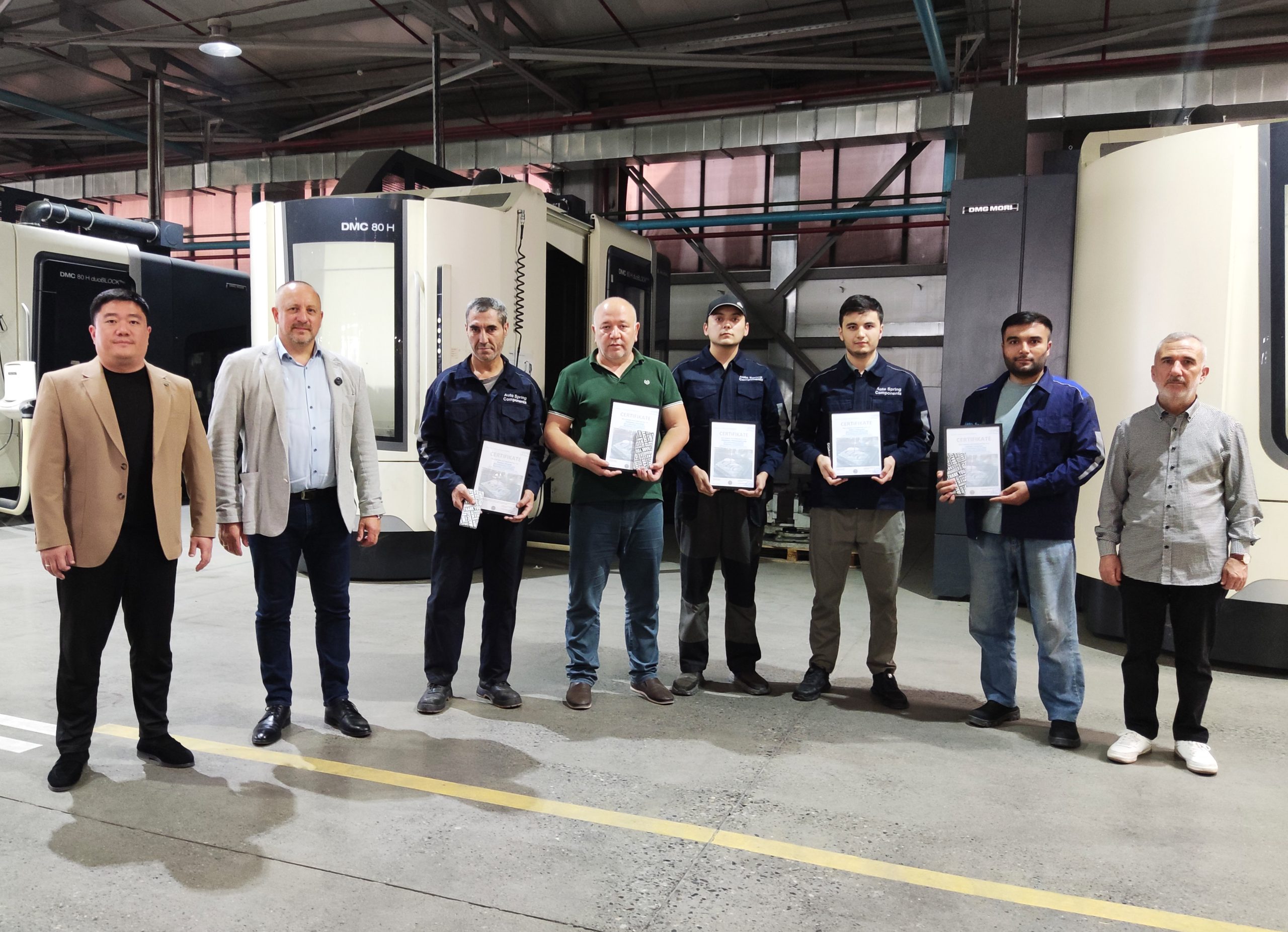 Germaniyadagi TechPro Engineering kompaniyasi prezidenti Diter Korel «Auto Spring Components» MChJ xodimlariga malakani oshirish bo‘yicha sertifikatlarni tantanali ravishda topshirdi.